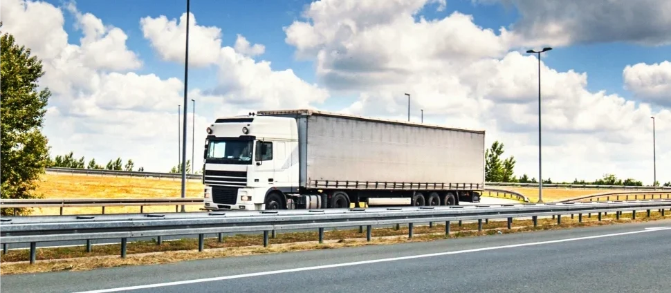 aproximandose_al_destino_panoramica_vista_lateral_de_un_camion_blanco (1)